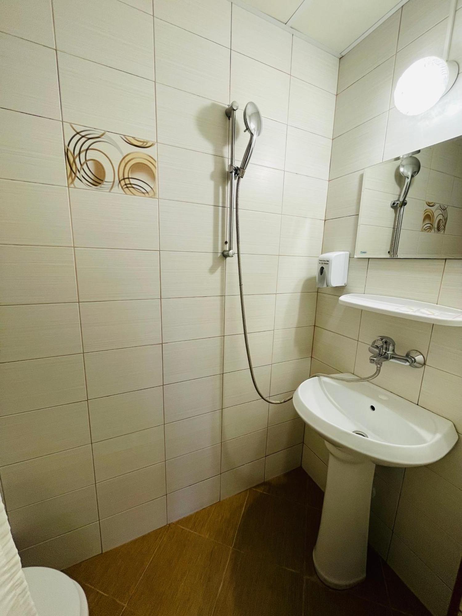 The English Guest House روس المظهر الخارجي الصورة