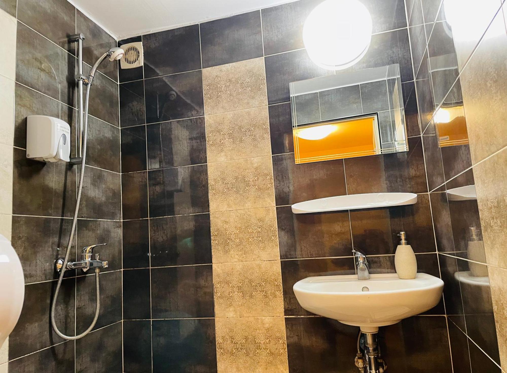 The English Guest House روس المظهر الخارجي الصورة