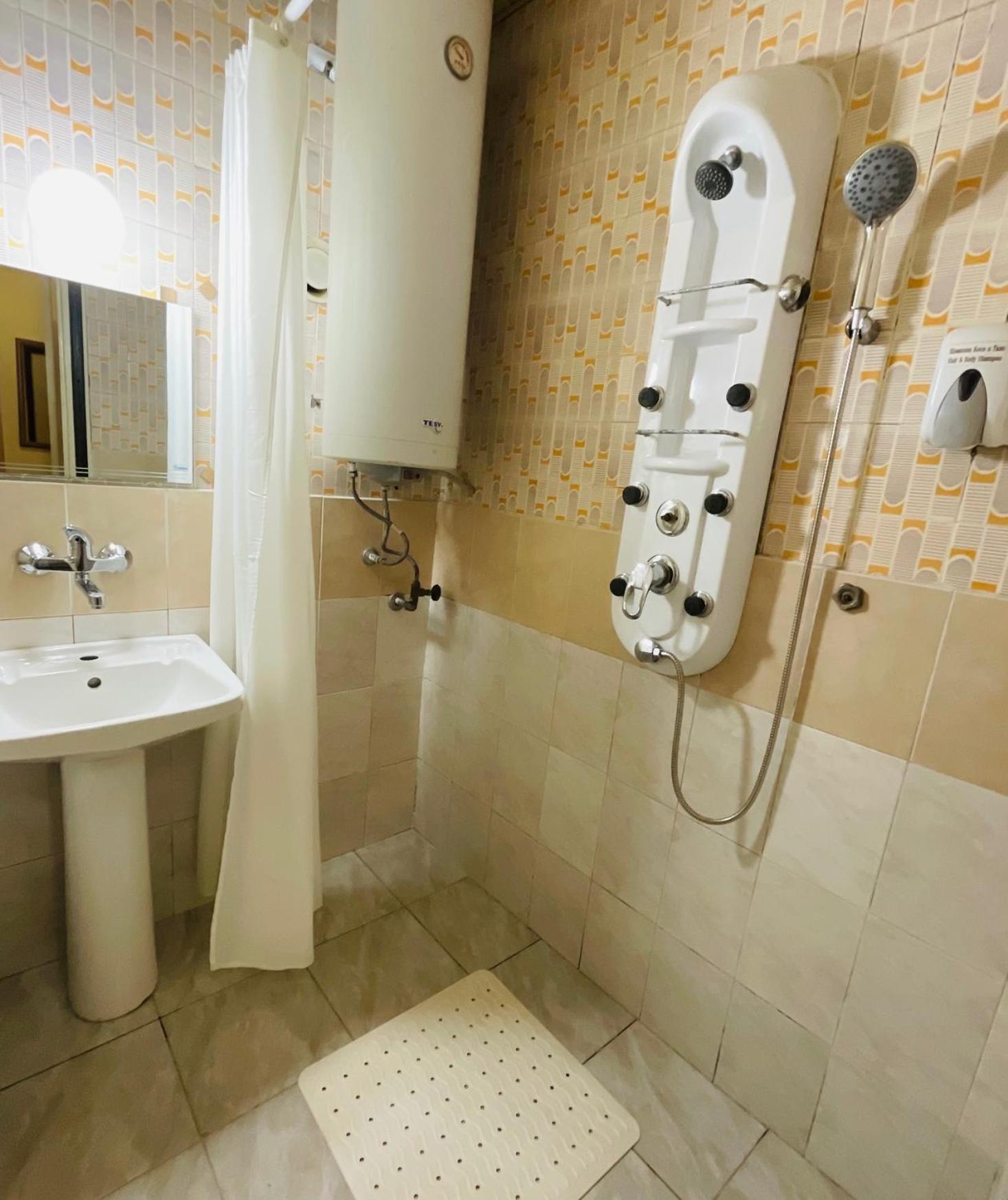 The English Guest House روس المظهر الخارجي الصورة